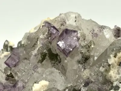 Fluorit, dolomit, křemen, arsenopyrit, kalcit